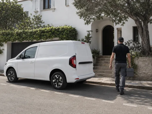 Furgoneta blanca sense retolar de Cryptosan aparcada amb discreció en un carrer residencial